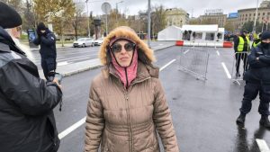 Grupa glumaca i građana okupljena ispred Radio-televizije Srbije prošetala je danas do Narodne skupštine, gde su im pristalice vlasti uzvikivali "ustaše, ustaše", javila je reporterka FoNeta, navodeći i da je Dijana Hrka, majka mladića nastradalog u padu nadstrešnice, pokušala da uđe na deo ulice gde su šatori.