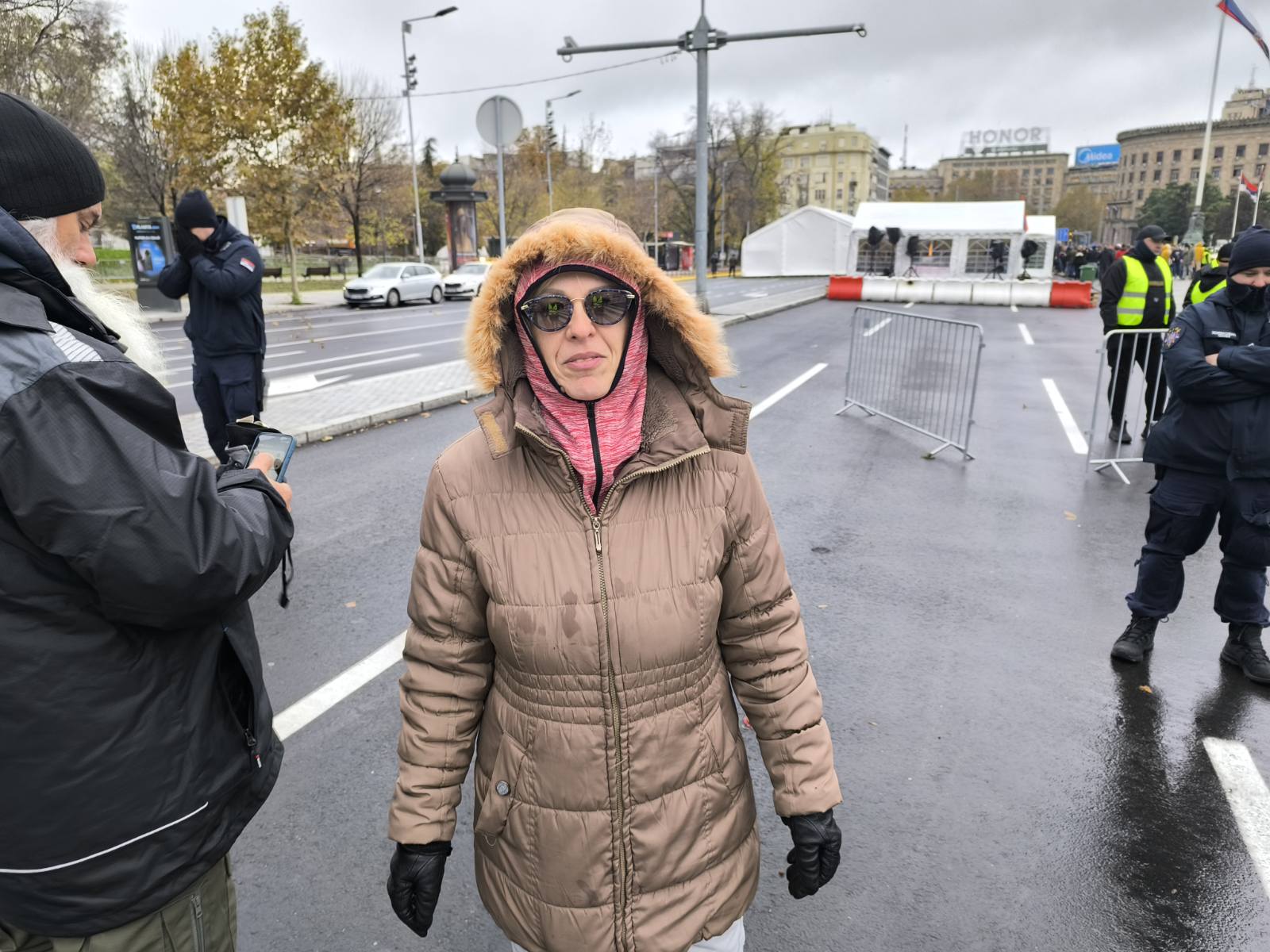 Reporter Danasa ispred Ćacilenda: Žitelji šatorskog naselja izgurali Dijanu Hrku, jednom čoveku pretili (FOTO, VIDEO) 4