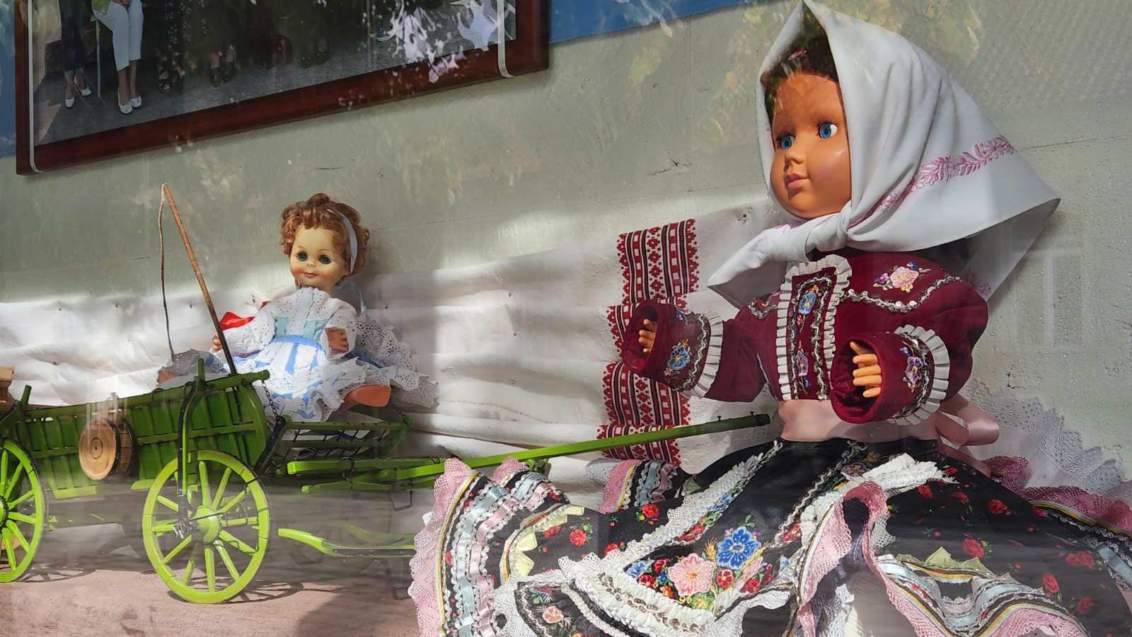 Lutke u slovačkoj narodnoj nošnji