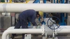 Predsednik Vlade Kanade Mark Karni (Carney) i Danijela Smit, predsednica Vlade istočne kanadske pokrajine Alberte koja je proizvođač nafte, danas su potpisali sporazum o izgradnji cevovoda radi povećanja izvoza nafte brodovima u Aziju.