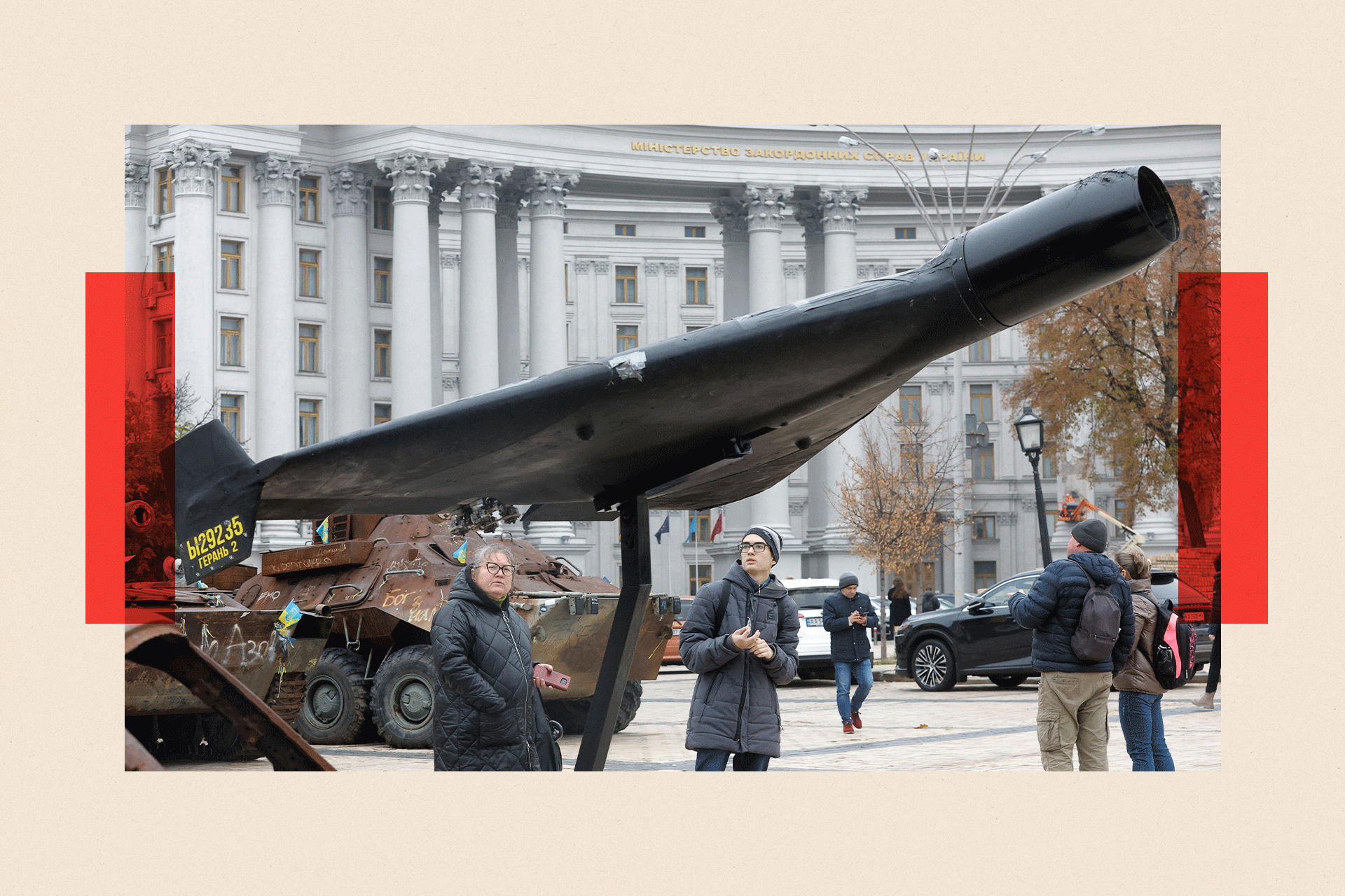 Njerëzit shikojnë mbetjet e një droni Geran-2 midis pajisjeve të shkatërruara ushtarake ruse të ekspozuara në Kiev.