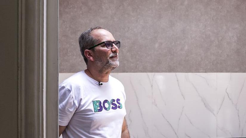 Ribeiro u beloj majici na kojoj piše šef na engleskom (boss)