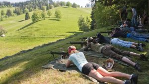 Građani Švajcarske danas glasaju na referendumu na kome odlučuju da li žene, kao i muškarci, treba da služe u vojsci i drugim jedinicama civilne zaštite, uprkos protivljenju parlamenta.