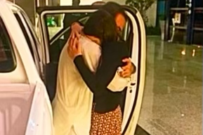 Trenutak u kome su se Safi i Sami prvi put videli posle Safijevog oslobađana. Njih dvoje se grle ispre belih kola čija su vrata otvorena 