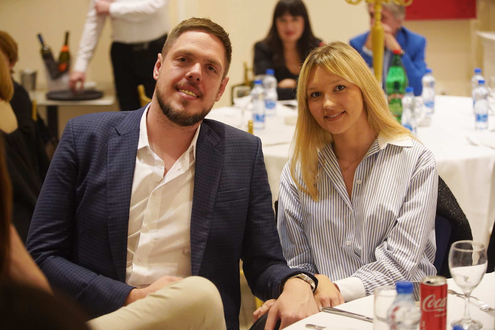 (UŽIVO) Više incidenata, hapšenja i napada na novinare: Iz Ćacilenda pirotehničkim sredstvima na građane koji su došli da podrže Dijanu Hrku 10