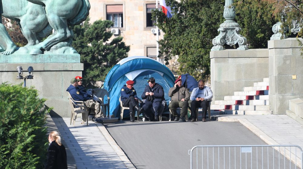 Uglješa Mrdić osmi dan štrajkuje glađu ispred Doma Narodne skupštine 12