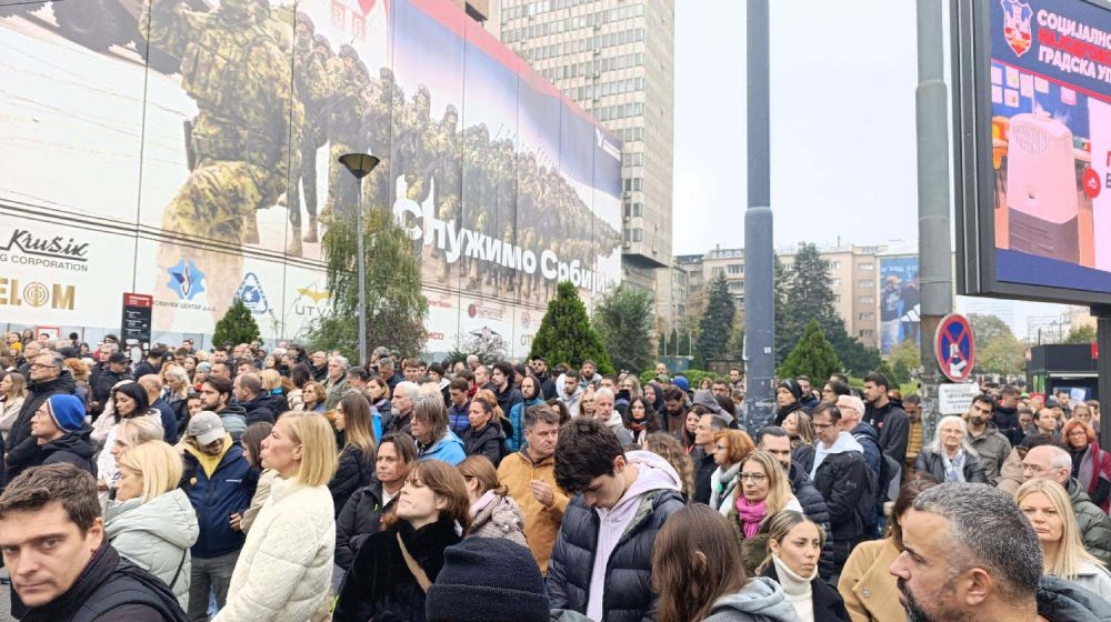 AP piše o živom štitu oko zgrade Generalšataba: "Ne trampovskoj vladi Vučića, ne Kušneru" 8