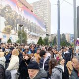 AP piše o živom štitu oko zgrade Generalšataba: "Ne trampovskoj vladi Vučića, ne Kušneru" 16