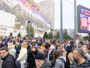 AP piše o živom štitu oko zgrade Generalštaba: "Ne trampovskoj vladi Vučića, ne Kušneru" 16