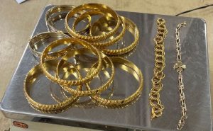 Na prelazu Gradina sprečen pokušaj krijumčarenja zlatnog nakita vrednog 12.000 evra 3