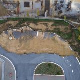 Dašićev i Vučićev „grad budućnosti” se „opasno gradi i još opasnije ruši”: Opozcione stranke o obrušavanju puta u Kragujevcu 3