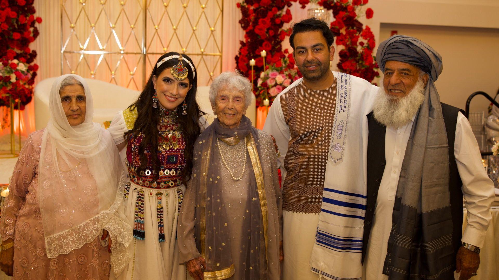 Sami i Safi stoje zajedno sa njihovim roditeljima