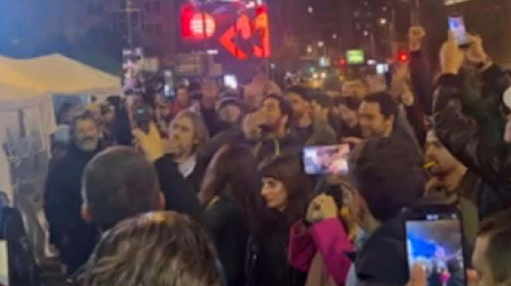 Veliki broj poznatih glumaca okupio se sinoć oko Dijane Hrke: Evo ko joj je sve pružio podršku (VIDEO) 11