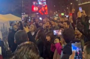 Brojne javne ličnosti sinoć su se okupile ispred Skupštine Srbije kako bi pružile podršku Dijani Hrki, majci nastradalog Stefana Hrke.