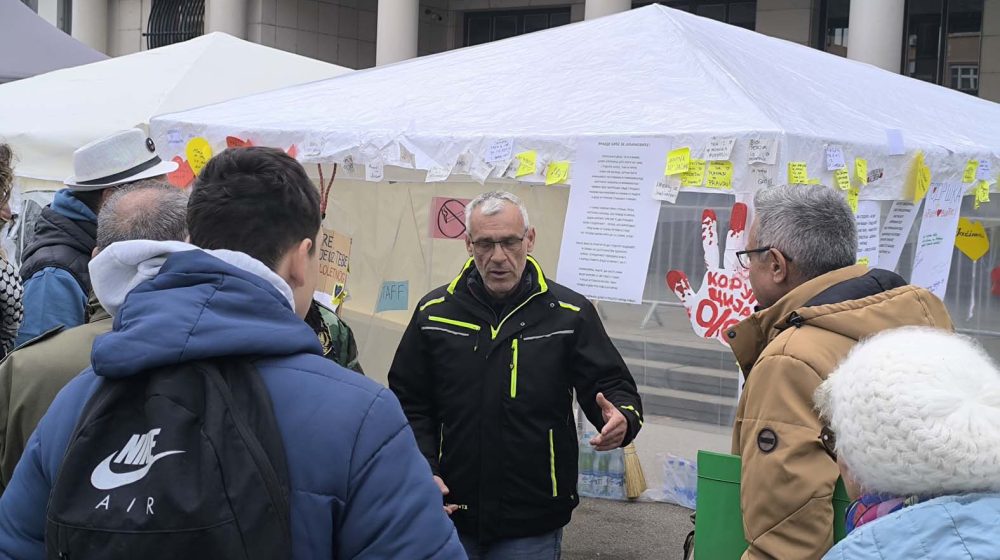 Maskirani muškarci rano jutros skinuli transparent ispred Jaćimovićevog šatora 8