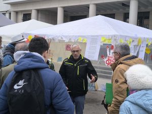 Maskirani muškarci rano jutros skinuli transparent ispred Jaćimovićevog šatora 3