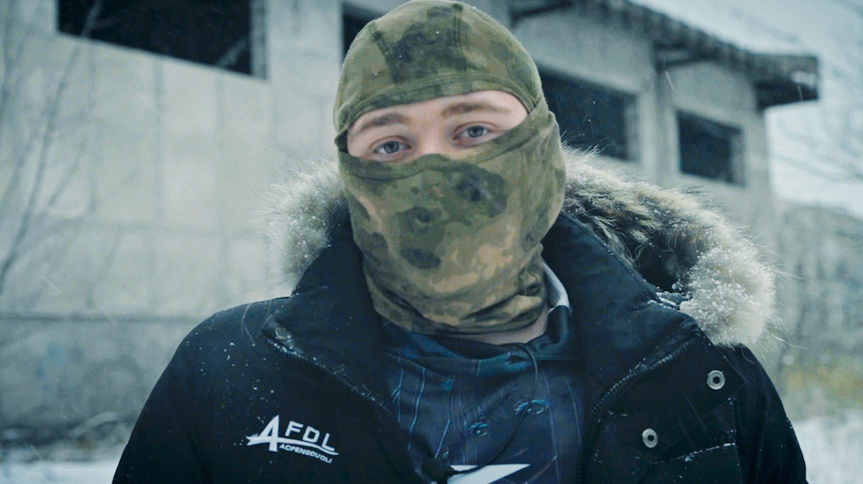 Mladić sa maskirnom kapom preko lica