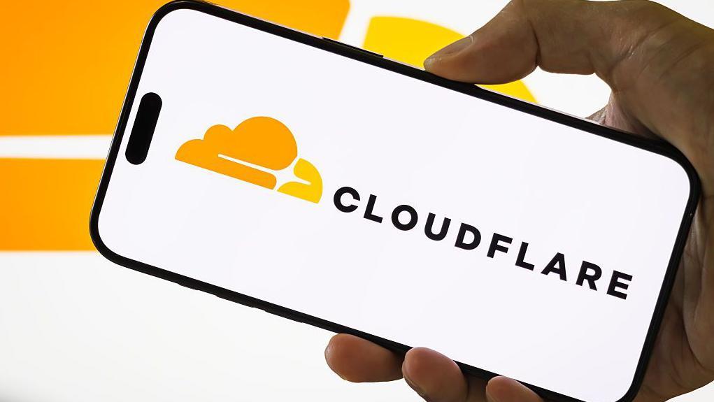 Krah na internetu: Zbog pada servera Cloudflare ne rade ChatGPT i Iks 1 Cloudflare logo na mobilnom telefonu