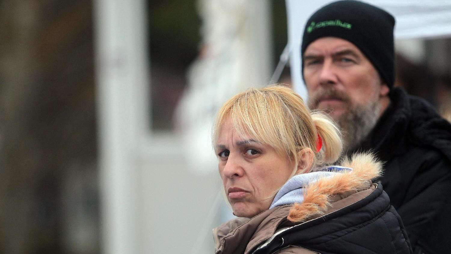 Dijana Hrka štrajkuje glađu u centru Beograda, tražeći istinu o smrti sina u Novom Sadu, okružena ljudima koji je podržavaju