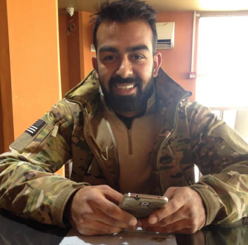 Safiu u vojnoj uniformi drži telefon dok gleda u kameru 