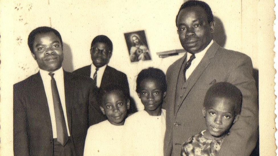 Crno-bela fotografija na kojoj su tri starija muškarca i troje male dece