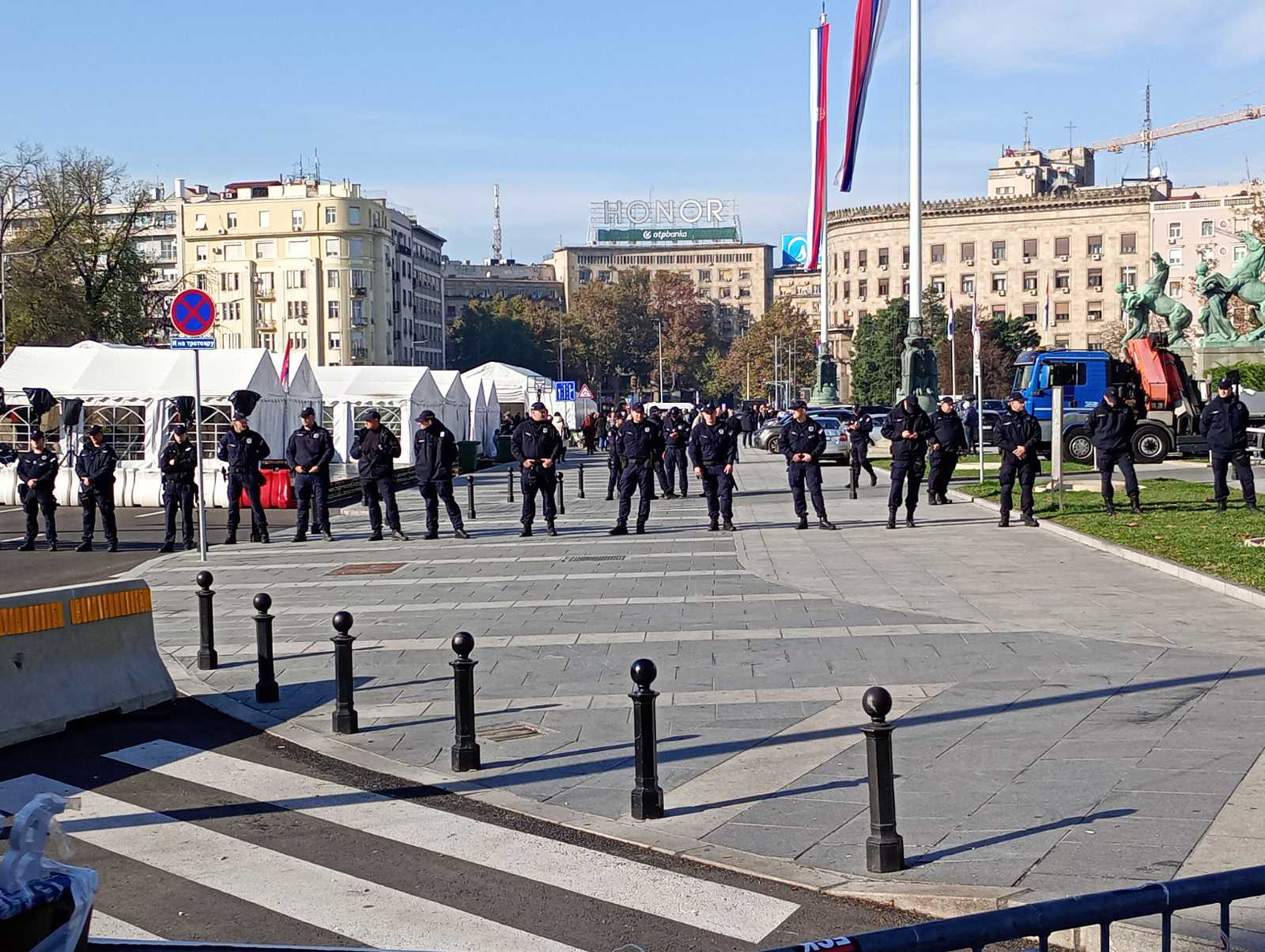 Dijana Hrka u vidno lošem stanju, stigla Hitna pomoć na poziv veterana: Održan protest podrške (FOTO, VIDEO) 5