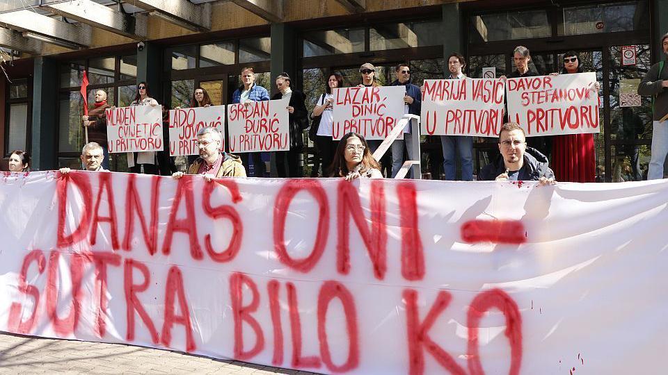 Suđenje novosadskim aktivistima optuženim za rušenje ustavnog poretka 1 Skup podrške optuženima ispred suda u Novom Sadu