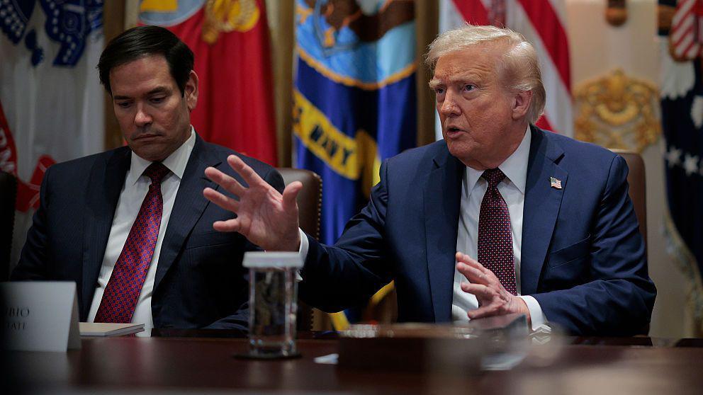 Tramp i ljudska prava: 'Zaustavićemo destruktivne ideologije' 1 Donald Tramp govori za stolom. Američki državni sekretar Marko Rubio sedi pored njega.