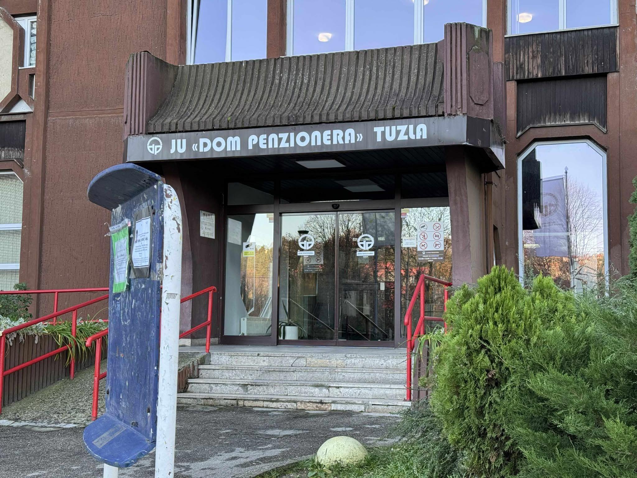 ulaz u Dom penzionera, požar u tuzli, požar u domu penzionera u tuzli