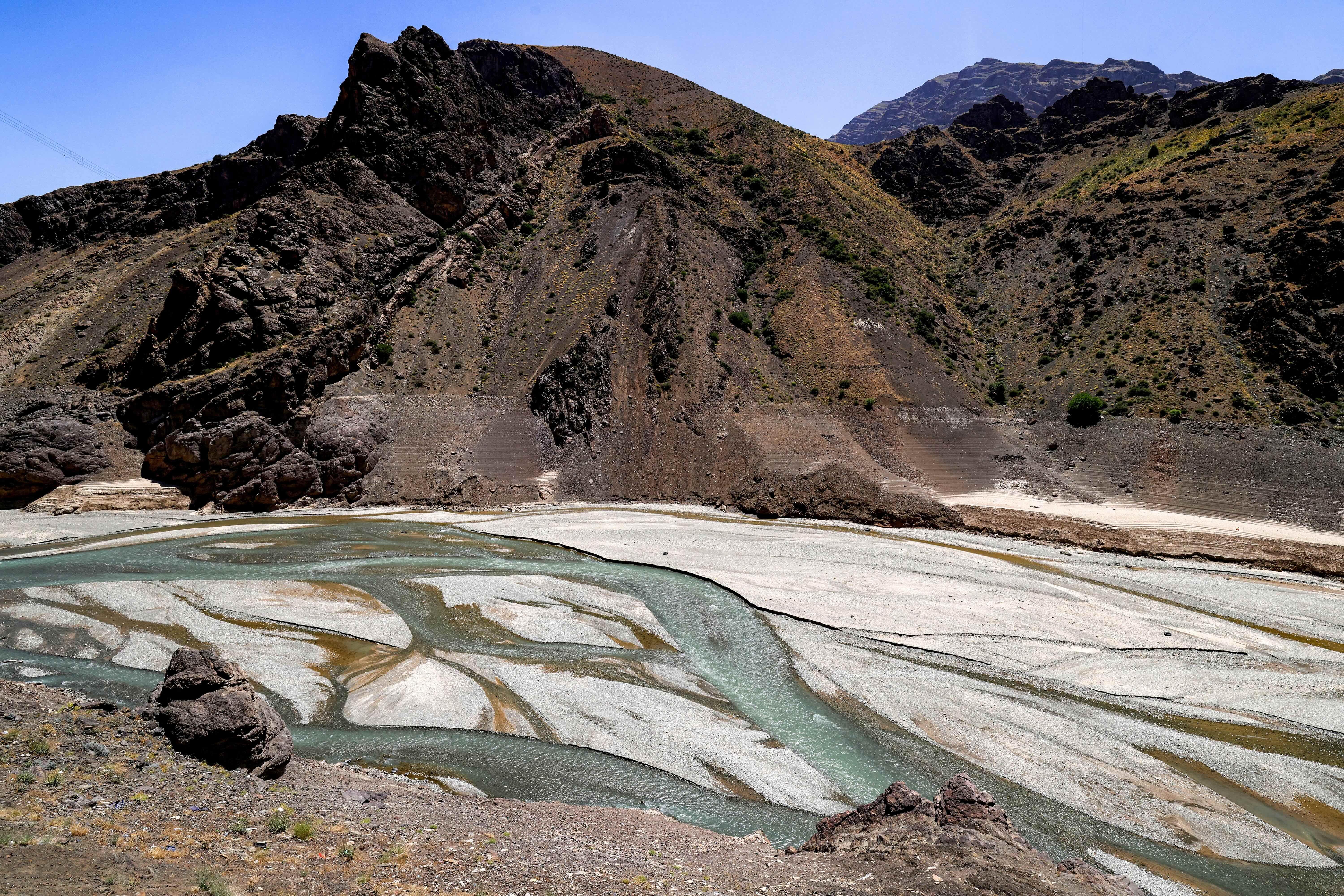 'Nulti dan' u Teheranu: Milioni ljudi u iranskoj prestonici ostaju bez vode 2 Uzvodna rečna uvala brane Amir Kabir duž reke Karadž ima kanale sa niskim vodostajem koji teku preko rečnog korita, na ovoj fotografiji od 1. juna 2025. godine