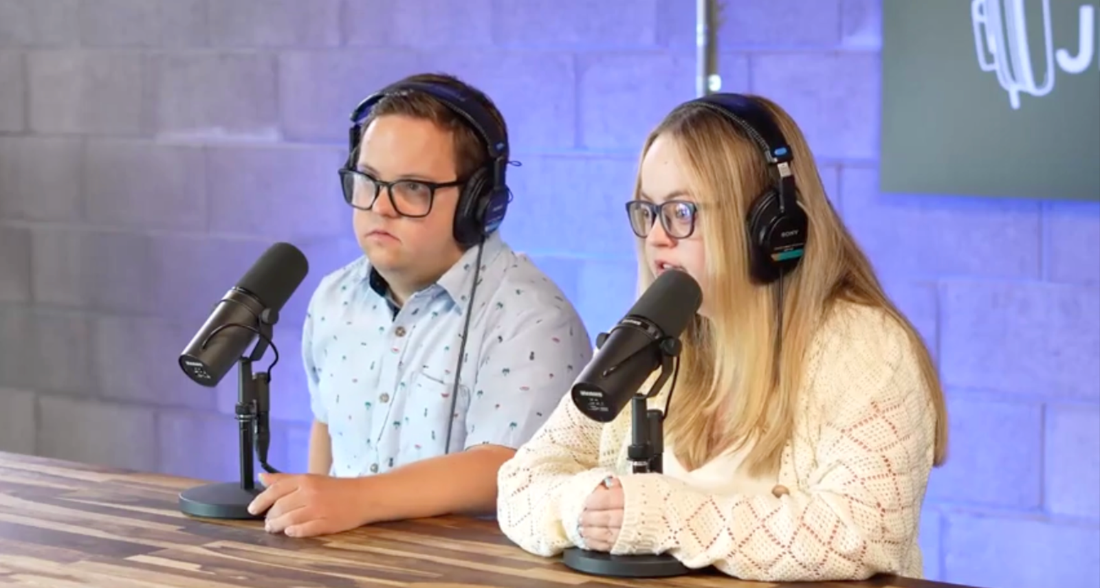 Zloupotreba Daunovog sindroma u dipfejk sadržajima radi zarade 3 Džeremi i Odri, mladi par sede za drvenim stolom, nose slušalice i govore u mikrofon
