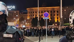 Koga policija štiti ispred Skupštine: Kako je moguće da nije priveden nijedan ‘stanovnik’ Ćacilenda? 1 Koga policija štiti ispred Skupštine: Kako je moguće da nije priveden nijedan ‘stanovnik’ Ćacilenda? 1