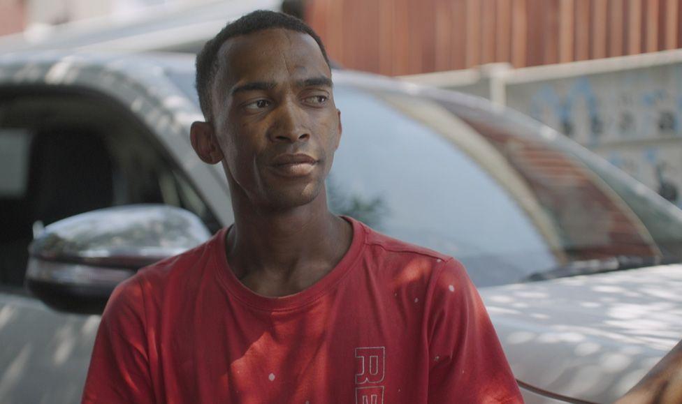 Uhvaćeni između dve vatre: Žrtve rata bandi u Kejptaunu 4 Muškarac u crvenoj majici