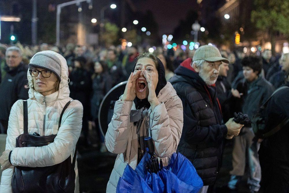 Dijana Hrka za BBC o štrajku glađu: 'Idem do cilja, štagod to bilo' 5 žena viče na protestu u beogradu, antivladina demonstrantkinja na skupu podrške Dijani Hrki 3. novembra uveče u centru Beograda