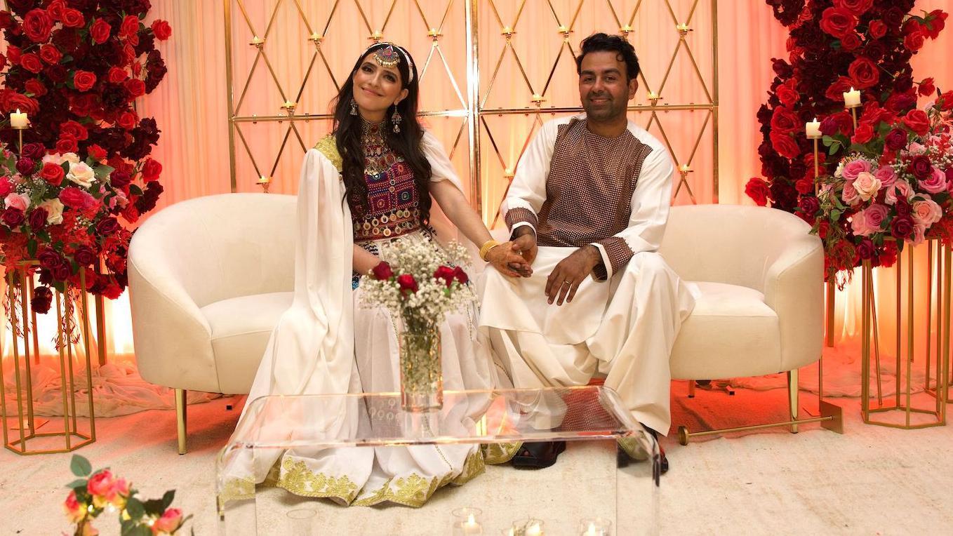 Sami i safi sede u tradicionalnoj nošnji i poziraju za fotografisanje  