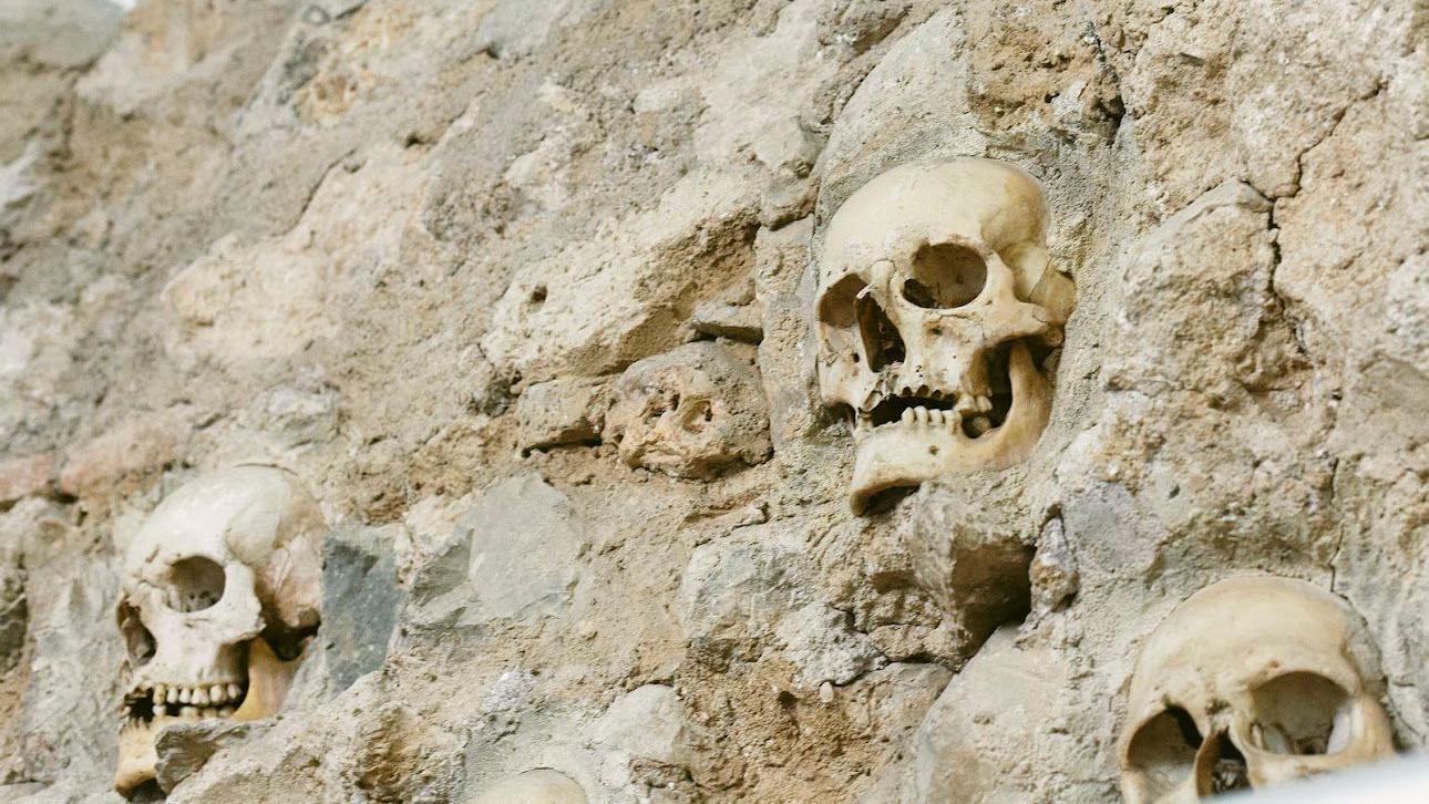 Lobanje u zidu, ćele-kula