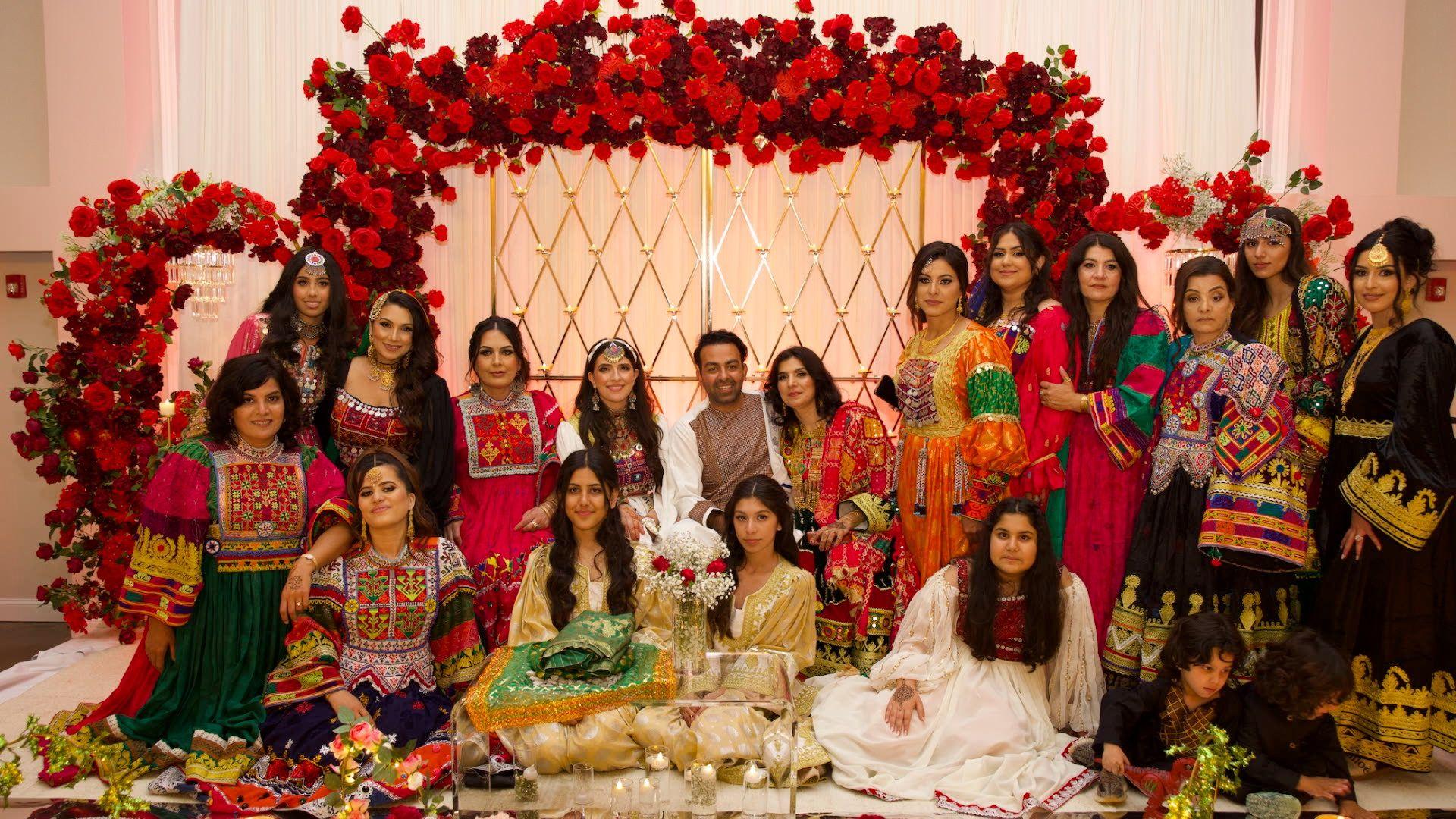 Sami i Safi sa gostima na venčanju poziraju za fotografisanje