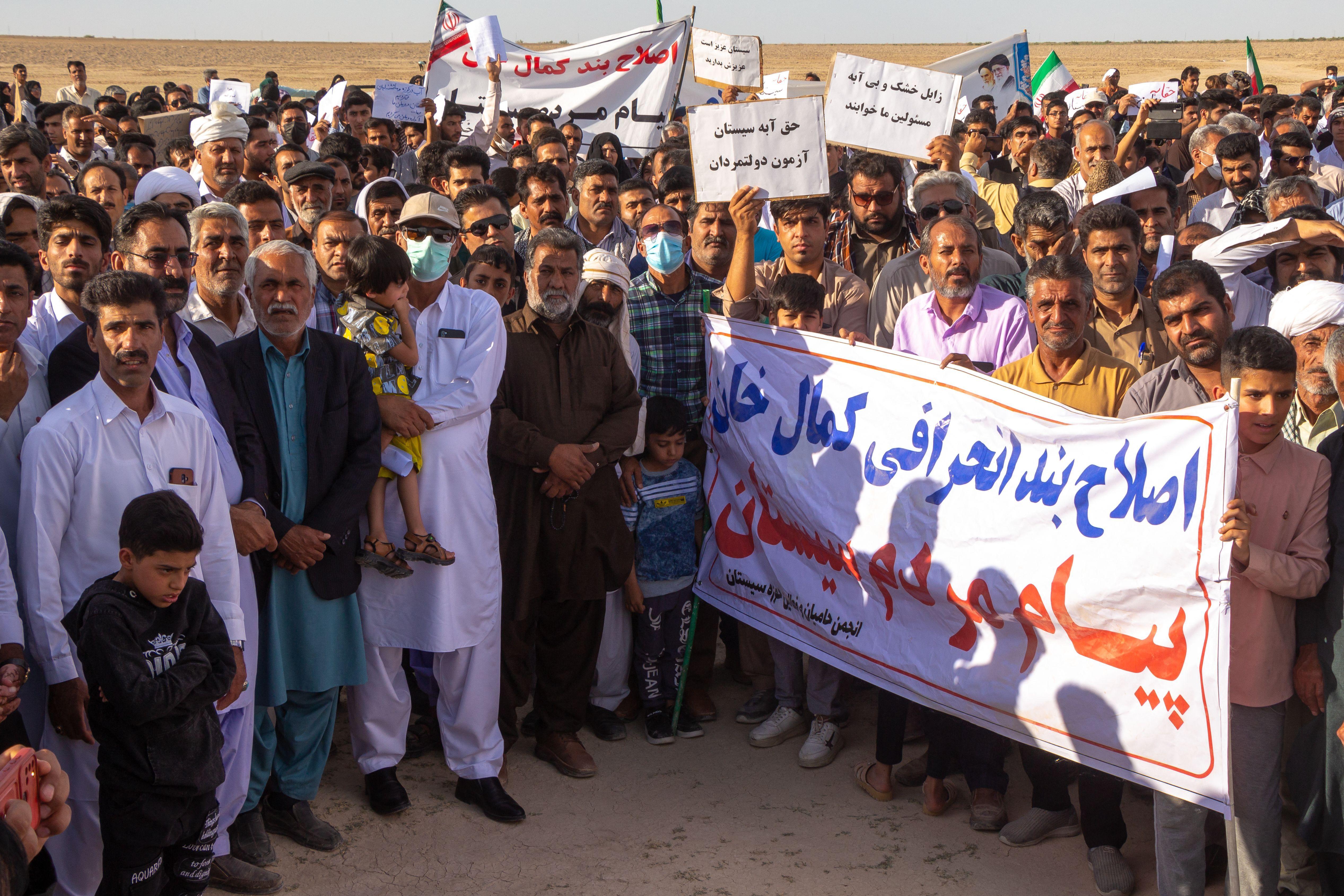 'Nulti dan' u Teheranu: Milioni ljudi u iranskoj prestonici ostaju bez vode 12 Ljudi protestuju na isušenom koritu iranskog jezera Hamun, žaleći se na politiku vlade za očuvanje najvećeg slatkovodnog jezera u zemlji