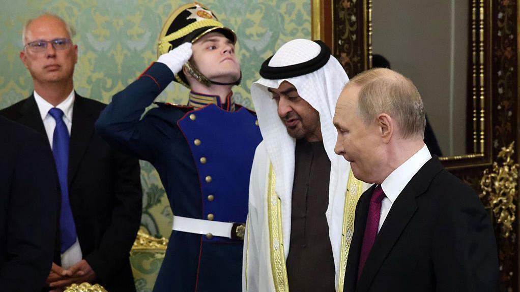 Putinov propagandista ili ključ za mir u Ukrajini: Ko je diplomata Kiril Dmitrijev 3 Putin, šejk Mohamed bin Zajed i Dimitrijev u pozadini