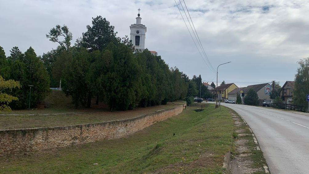 Ulazak u Padinu, zelenilo i u pozadini crkva