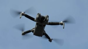 Vazdušni saobraćaj obustavljen je noćas na aerodromu u Ajndhovenu zbog neidentifikovanih dronova koji su leteli iznad njega, saopštilo je MInistarstvo odbrane Holandije.