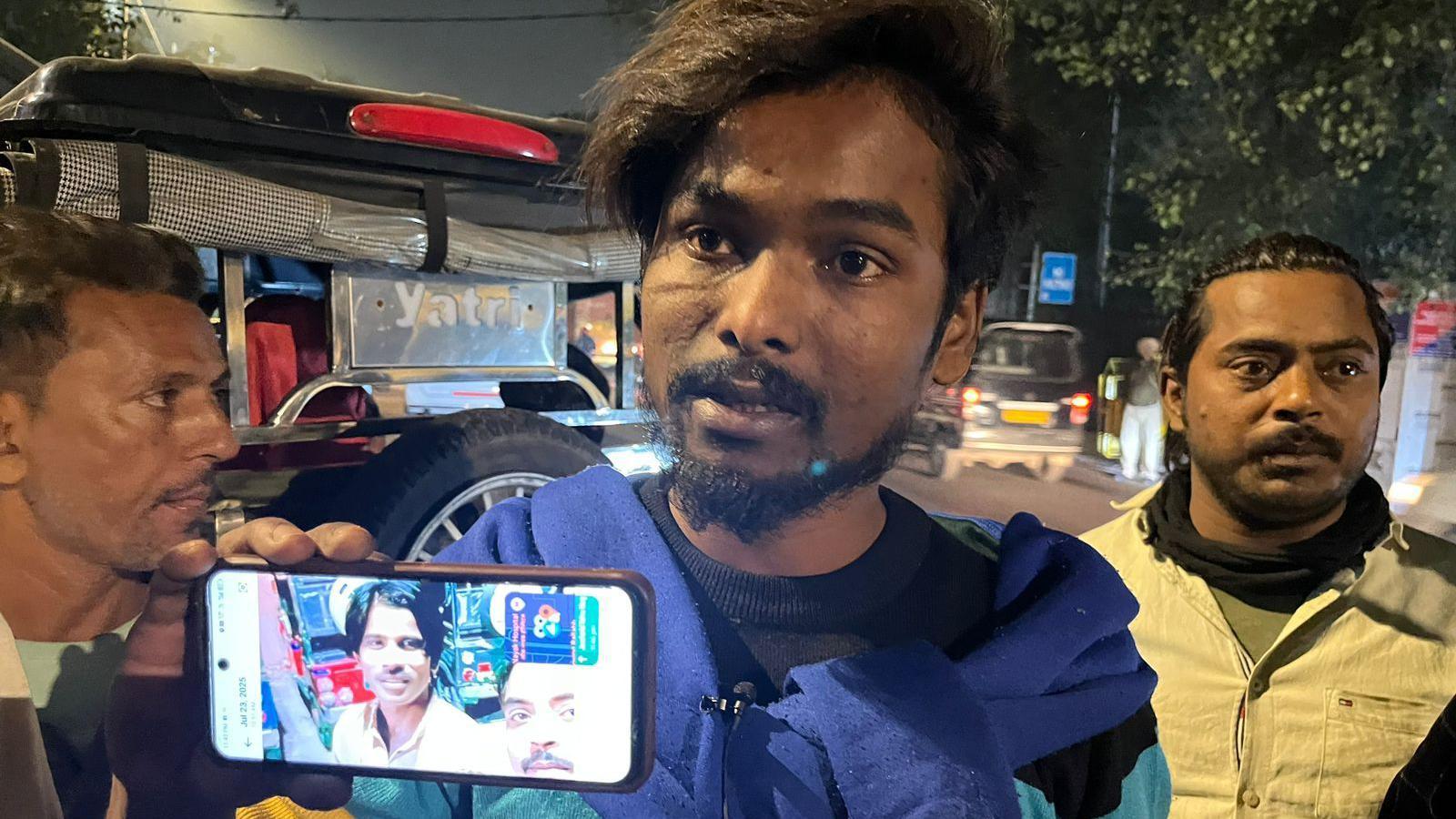 'Krvi je bilo na sve strane': Osam mrtvih, 20 povređenih u eksploziji u Delhiju 2 Muškarac drži telefon na kome je fotografija nestalog muškarca posle eksplozije automobila u Delhiju