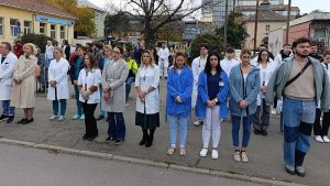 U Beogradu, Nišu i Novom Sadu održana akcija "16 minuta tišine", uz podsećanje da je na današnji dan preminula Anja Radonjić posle 17 dana borbe s povredama od pada nadstrešnice Železničke stanice u Novom Sadu 1. novembra prošle godine.