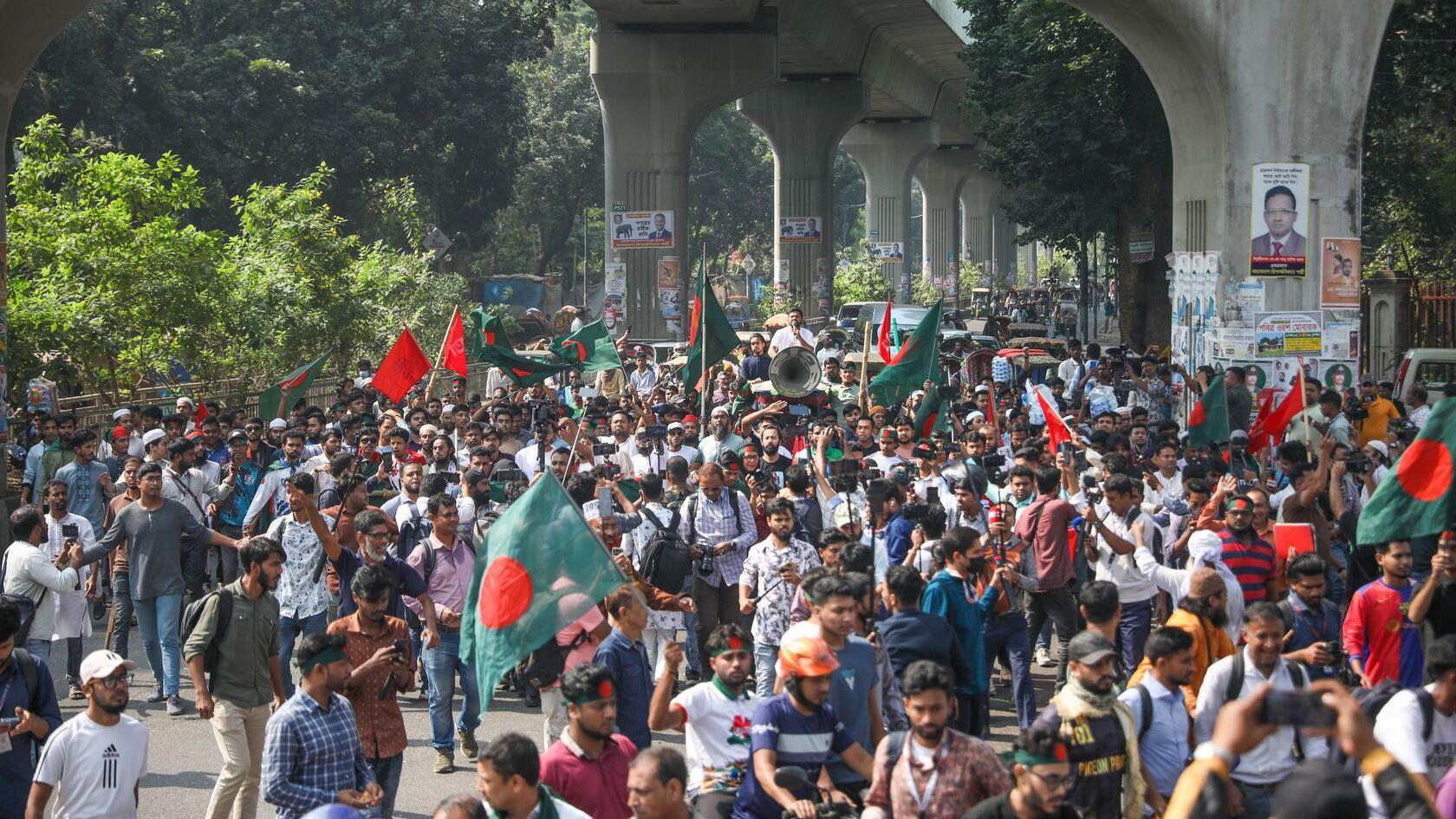 Bivša premijerka Bangladeša osuđena na smrt 2 Stotine ljudi na ulicama Bangladeša sa zastavama i transparentima uoči izricanja presude bivšoj premijerki