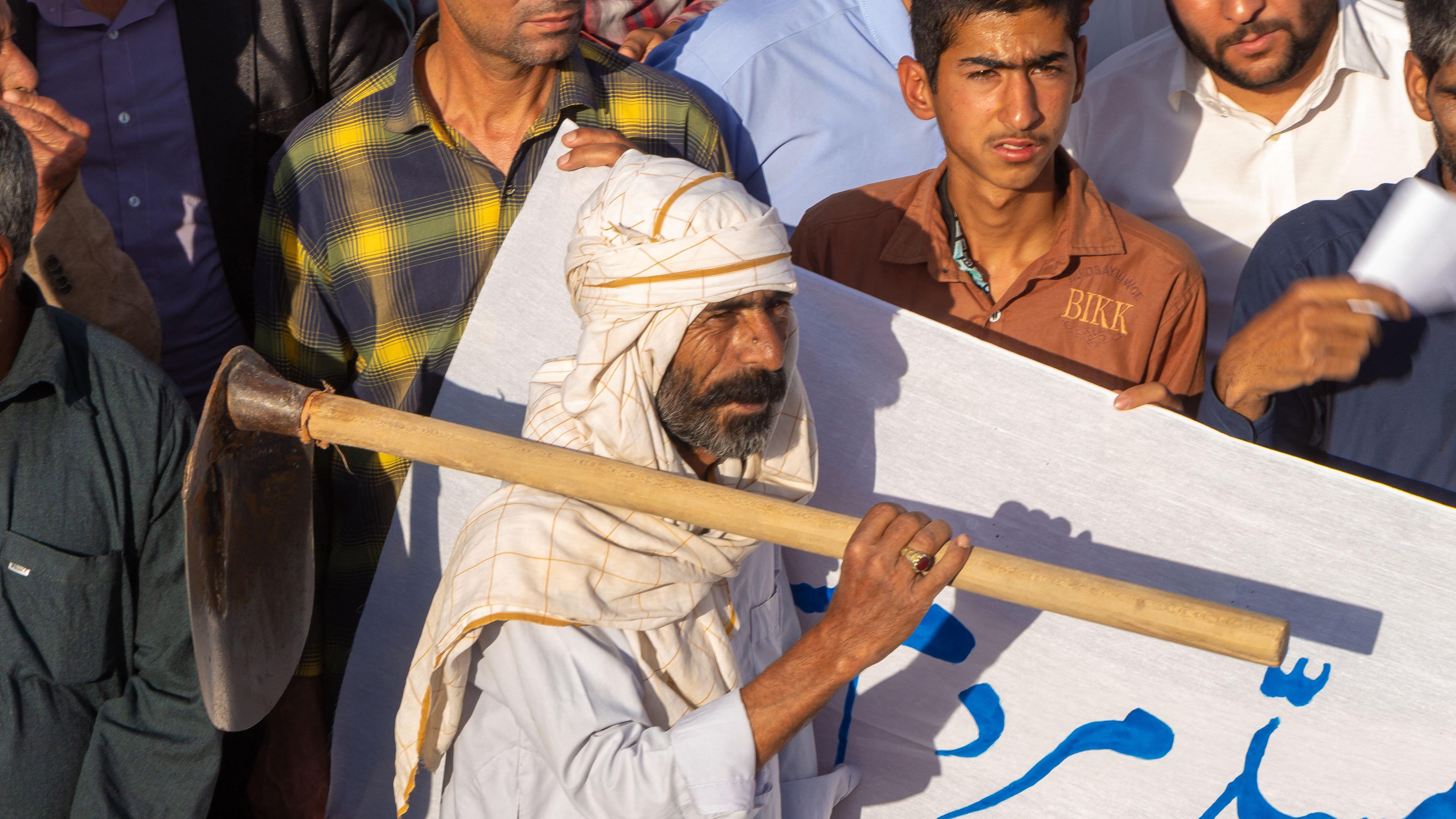 Muškarac nosi tradicionalnu odoru baliči na protestima protiv vladine politike za očuvanje jezera Hamun