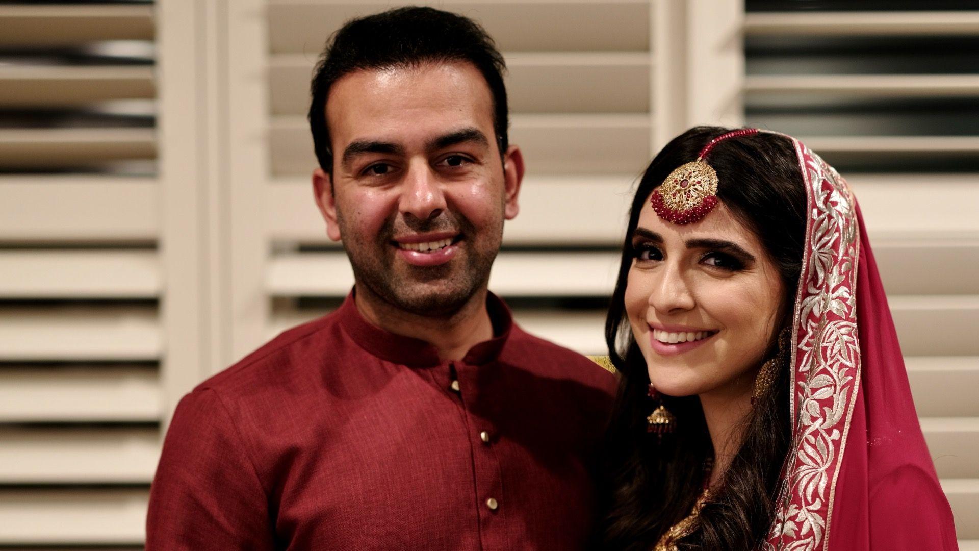 Safi i Sami obučeni u crveno stoje jedno pored drugog i osmehuju se