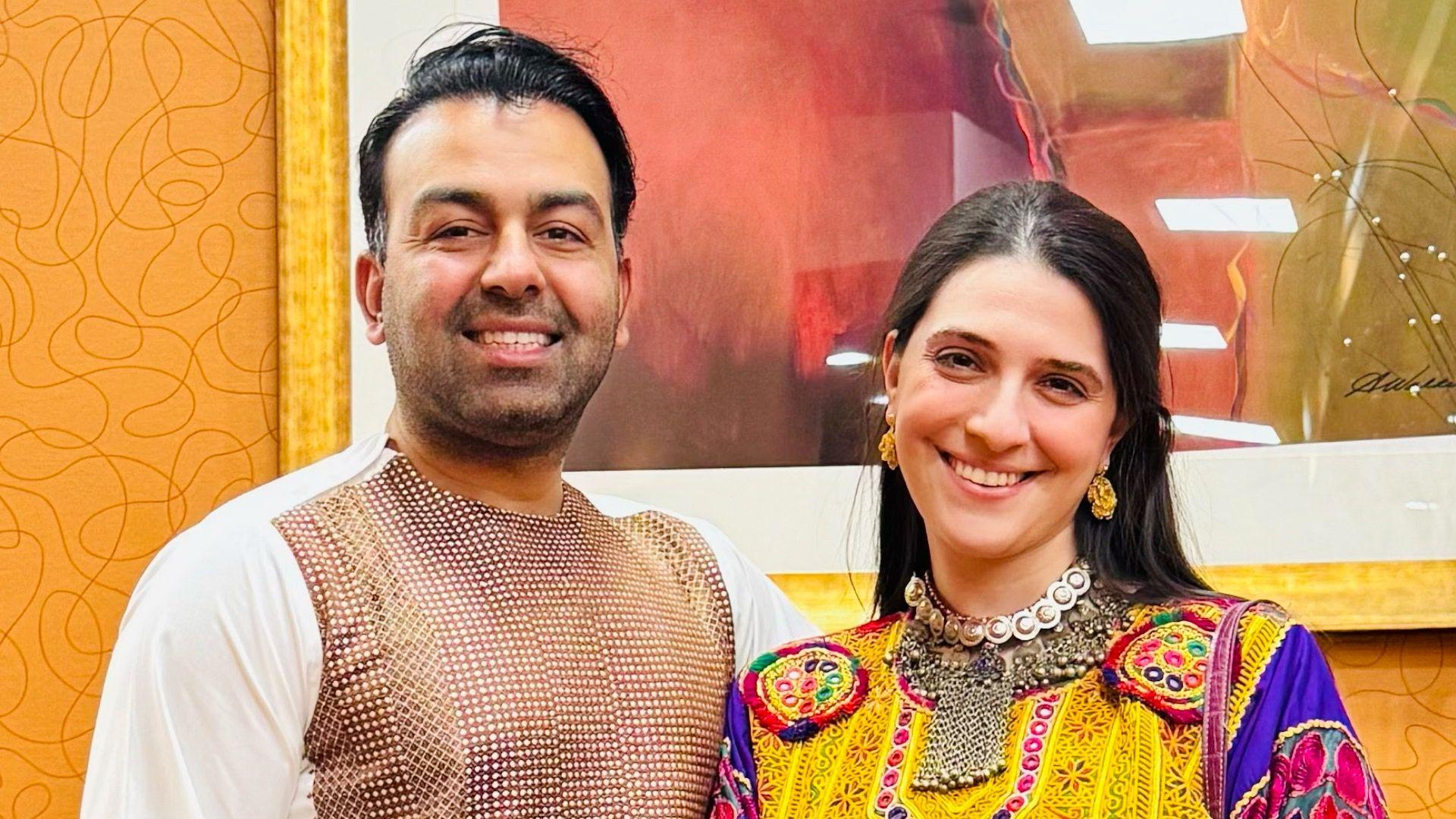 Safi i Sami stoje jedno pored drugoga i smeju se na njihovom venčanju
