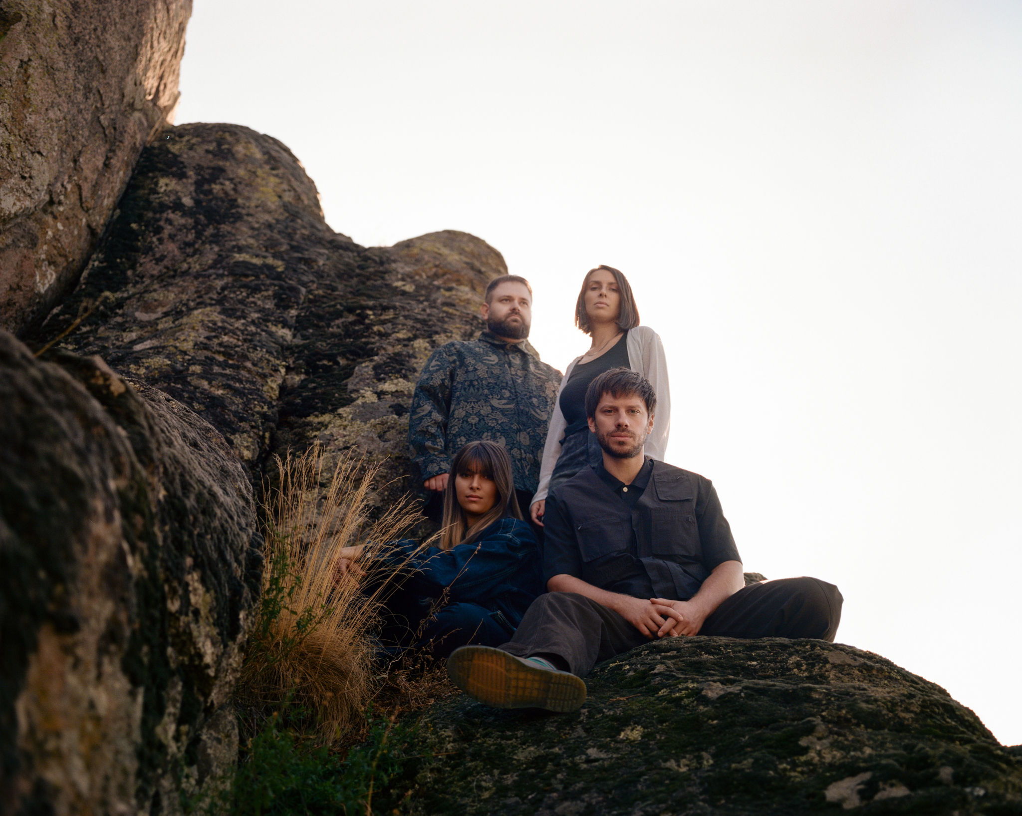 "Pitanje društva u kojem živimo je pitanje ljudskosti, ne profesije": Pričali smo s bendom KoiKoi o novom albumu, slobodnoj umetnosti, turneji i samoći u pesmama 1