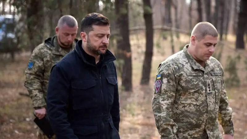 Ukrajinski predsednik Vladimir Zelenski na frontu, okružen vojnim komandantima