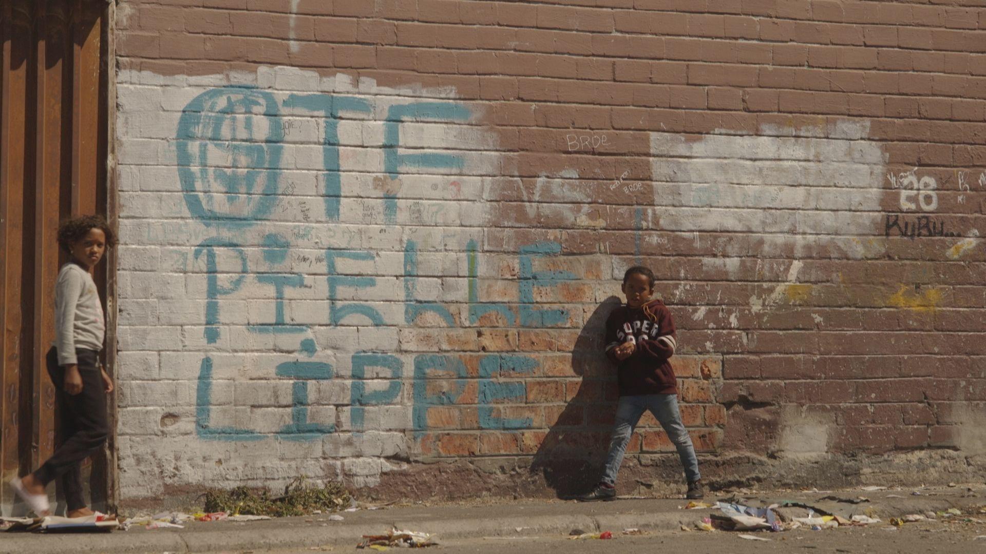 Uhvaćeni između dve vatre: Žrtve rata bandi u Kejptaunu 1 Dva tinejdžera pored grafita